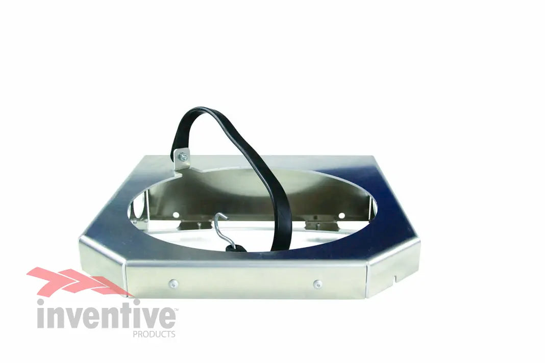 Trash can mount with bungee cord